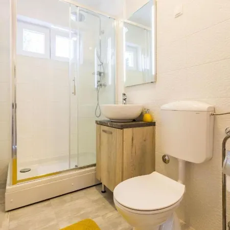 Appartement Spacious Two Sis In With Terrace