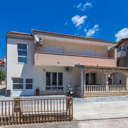Appartement Spacious Two Sis In With Terrace Zadar